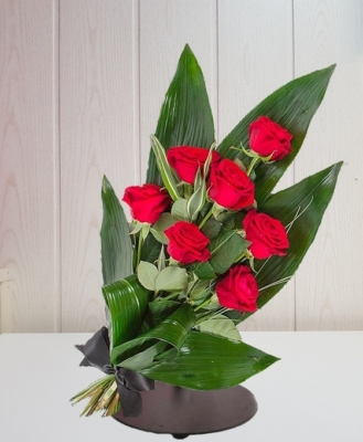 Ramo Funerario Detalle 7 Rosas rojas para tanatorio, Envíos Flores Tanatorios de Málaga