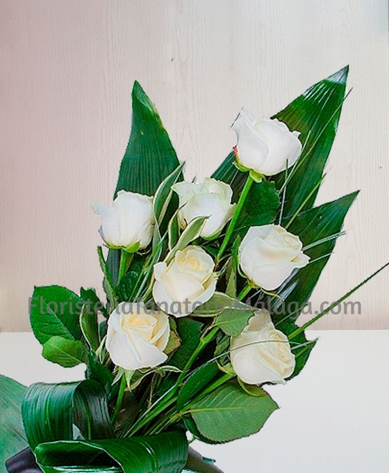Bonito arreglo floral de rosas blancas para enviar en Málaga